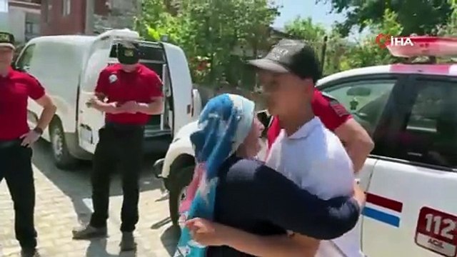 Dünyalar onun oldu: 5 gündür kayıp oğluna böyle sarıldı! Saç tıraşını beğenmediği için evden kaçmış