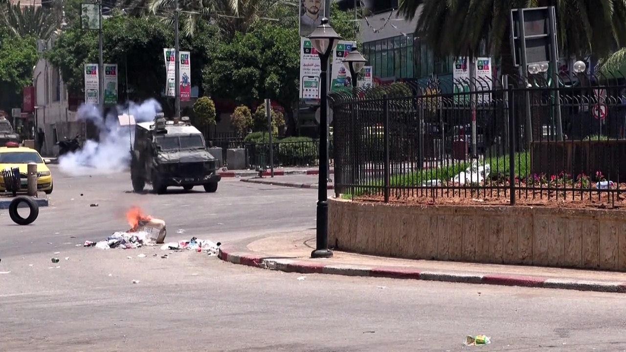 اشتباكات بين فلسطينيين والقوات الإسرائيلية في نابلس
