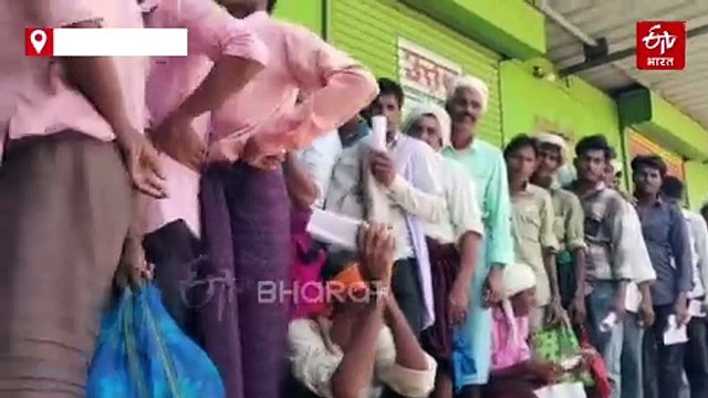 बड़वानी में किसानों की खाद के लिए जंग, भूखे-प्यासे चिलचिलाती धूप में कई घंटों लगा रहे लाइन