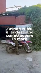 Soldati russi si addestrano per attaccare in moto