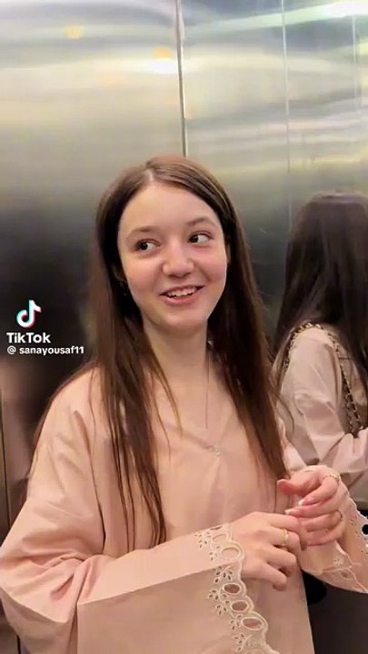 Sana Yousaf Hotel kee lift main phans gayen