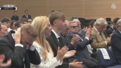 No van a adivinar las primeras palabras de Huijsen cuando sube al atril: todos a risas