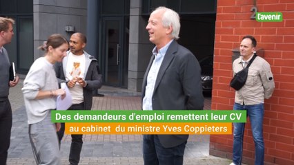 Des demandeurs d'emploi remettent leur CV au cabinet  du ministre Yves Coppieters