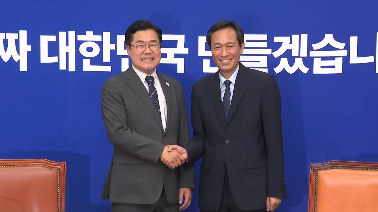 우상호 정무수석, 박찬대 접견..."시대적 과제 해결에 협력" / YTN