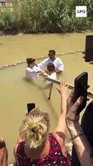 La diputada libertaria María Celeste Ponce en su bautismo evangélico en el río Jordán