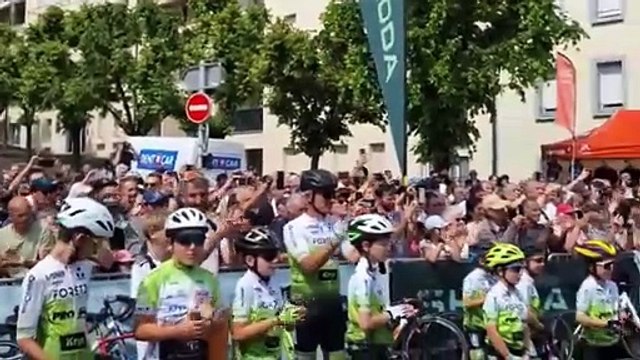 Cyclisme - Critérium du Dauphiné 2025 - Ovation, bain de foule, hommage... Brioude célèbre son champion Romain Bardet au départ de la 3e étape