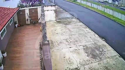 Carro cai em córrego no Fazendinha