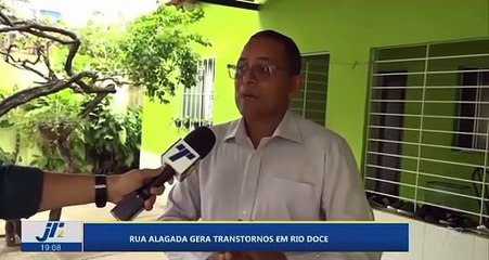 Rua alagada gera transtornos em Rio Doce