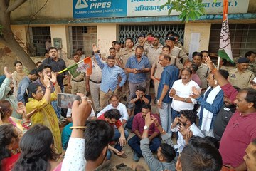 युक्तियुक्तकरण के विरोध में BEO दफ्तर का घेराव करने जा रहे कांग्रेसियों की पुलिस से झूमाझटकी