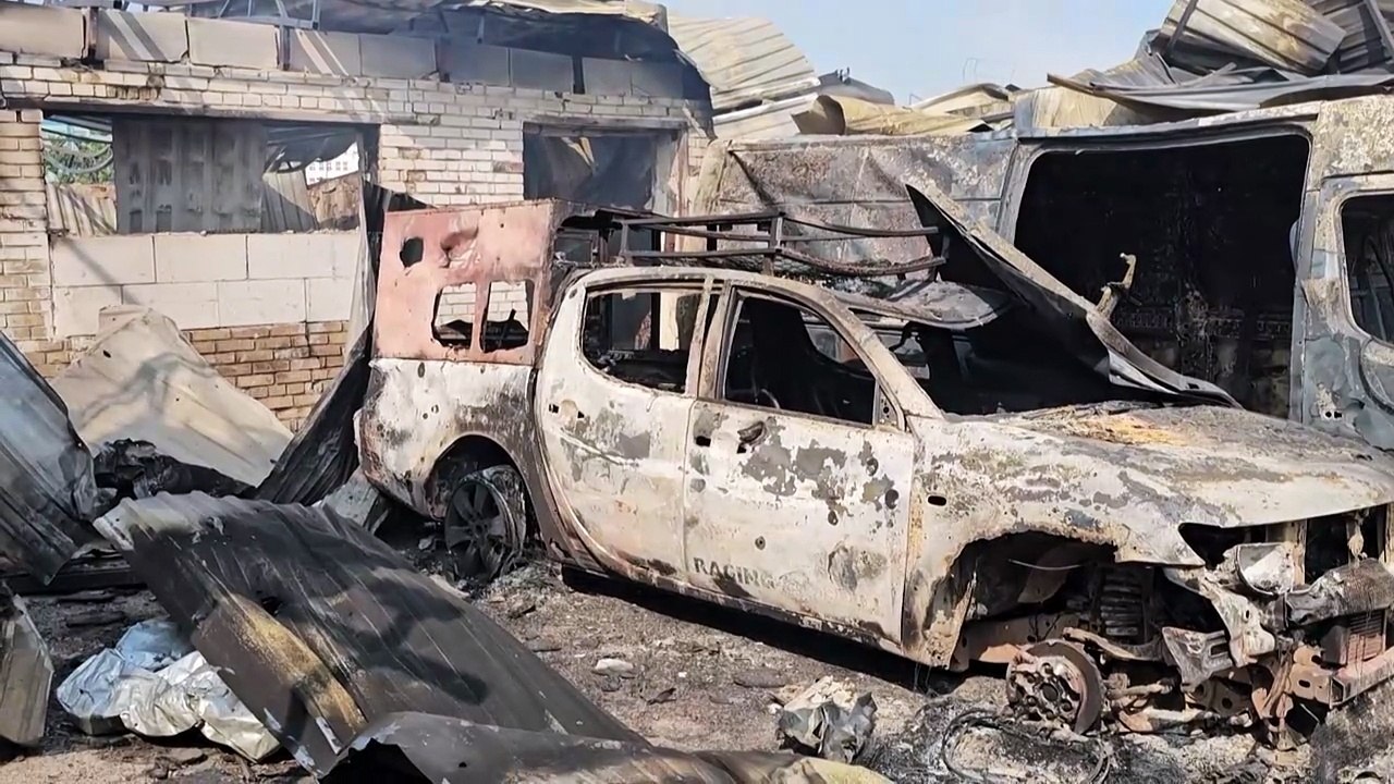 خدمات الطوارئ الأوكرانية تعمل على إخماد الحرائق بعد قصف روسي على كييف