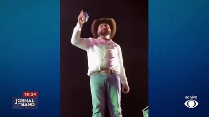 Rosto de cantor sertanejo pega fogo durante show