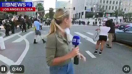 Reportera australiana recibe un pelotazo de goma en directo durante los disturbios en Los Ángeles