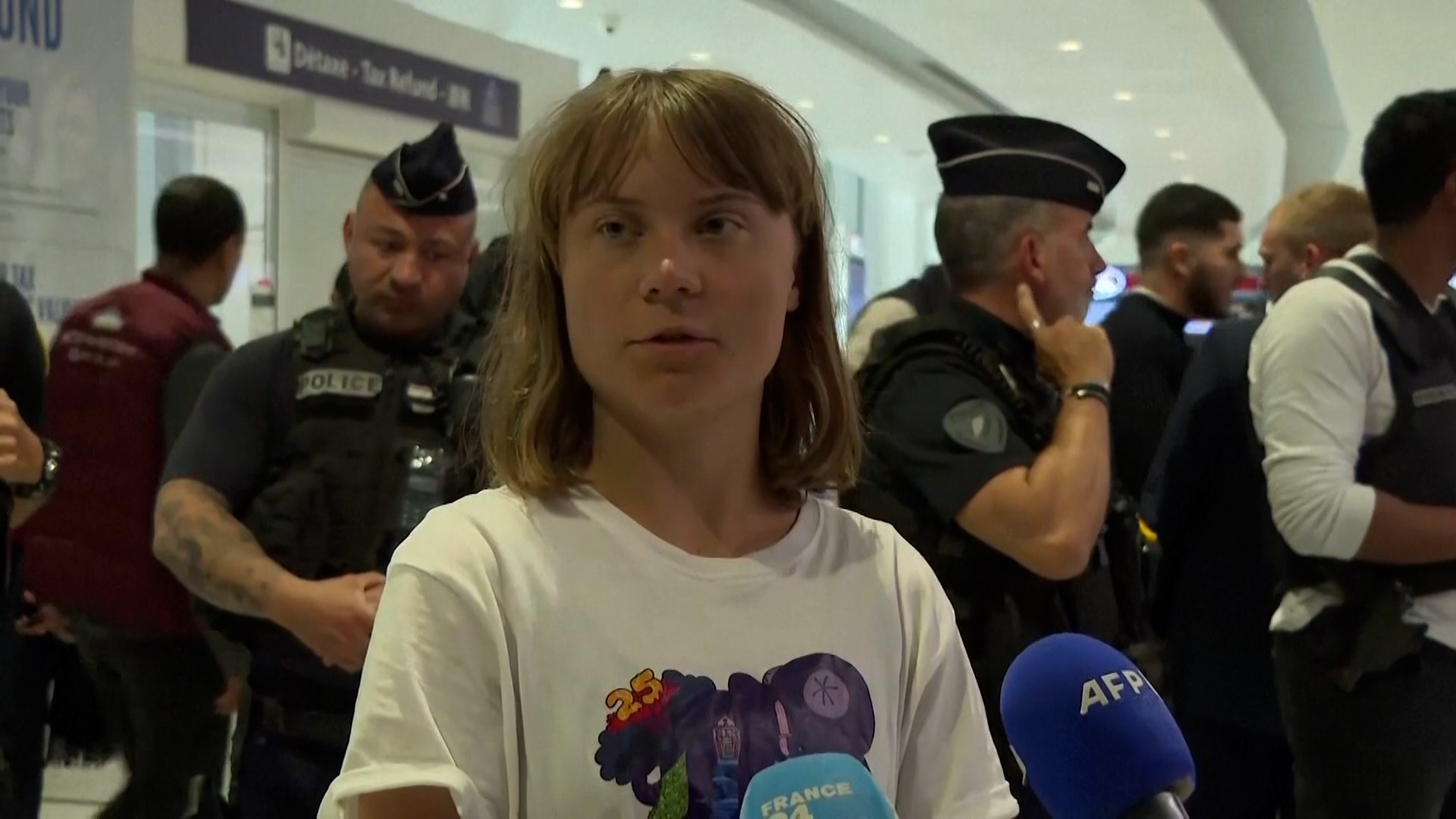 Greta Thunberg pidi� el martes la liberaci�n de los dem�s activistas detenidos por Israel a bordo de la Flotilla de la Libertad.
A su llegada al aeropuerto Charles de Gaulle de Par�s, Thunberg describi� una situaci�n "bastante ca�tica e incierta" durante la detenci�n.
Israel deport� a la activista Thunberg el martes, un d�a despu�s de que el barco en el que viajaba rumbo a Gaza fuera apresado por el ej�rcito israel�.
Thunberg parti� en un vuelo a Francia y luego se dirigi� a su pa�s de origen, Suecia, dijo el Ministerio de Asuntos Exteriores en un post en X. Public� una foto de Thunberg, una activista clim�tica que reh�ye los viajes a�reos, sentada en un avi�n.
