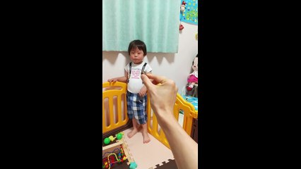 おやつの栗を食べる前のタメの動作が面白可愛い3歳児男の子（発達障がい（知的障害）-自閉性スペクトラム症）