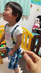 大はしゃぎでおやつの栗を食べるスヌーピーのTシャツの3歳児男の子（発達障がい（知的障害）-自閉性スペクトラム症）　 #子どもの発達　#ピーナッツ　#可愛い　#かわいい　#喃語