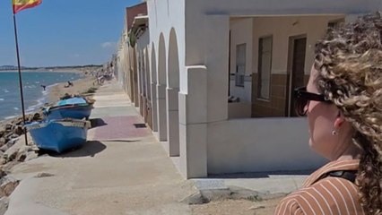 Girl travels to Spain and surprises her mom who lives there