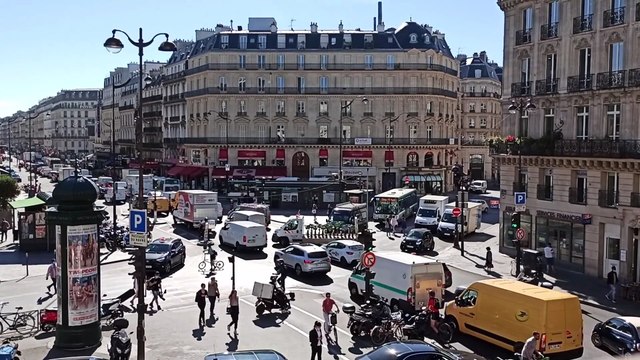 Μετάφραση je suis bossu de clos de notre dame από γαλλικά στα ελληνικά