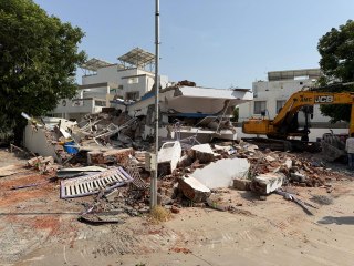 जुहापुरा में बने जुबेदा हाउस पर चला मनपा का बुलडोजर