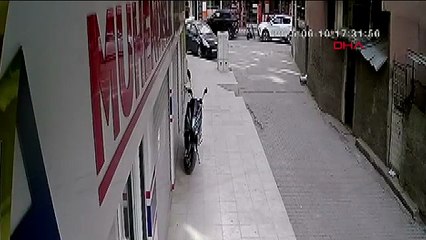 5'inci kattan park halindeki otomobilin üzerine düşen Elif, yaralandı; o anlar kamerada