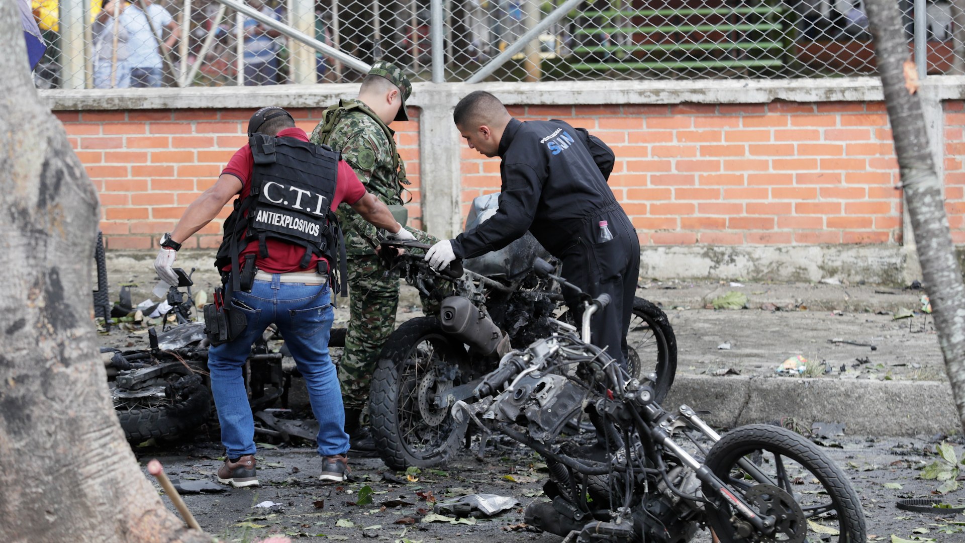 Varios muertos y heridos tras una ola de ataques con explosivos contra estaciones de polic�a en los departamentos de Cauca y Valle del Cauca, en el suroeste de Colombia. Entre los fallecidos se encuentran tres polic�as, seg�n informaron fuentes oficiales.

Las autoridades atribuyen los atentados a disidencias de las FARC que no se acogieron al acuerdo de paz firmado en 2016 y que actualmente son lideradas por alias "Iv�n Mordisco", por quien se ofrece una recompensa de hasta un mill�n de d�lares.