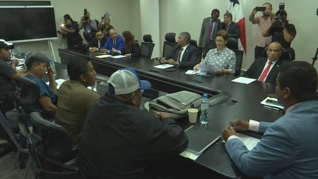 Dirigentes sindicales bananeros se reúnen con diputados en la Asamblea