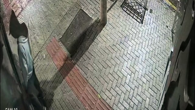 Câmeras de segurança flagram ladrão invadindo bar no Centro de Curitiba e roubando bicicleta; assista