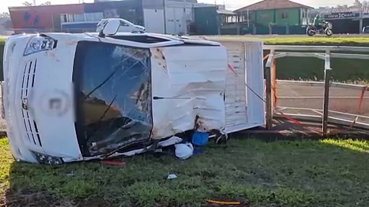 Veículo tomba nas margens da BR-277, em Cascavel