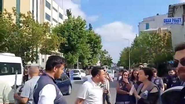 Hem montaj yaptılar hem hedef aldılar! Bir avuç trolle Akit önünde eylem denemesi