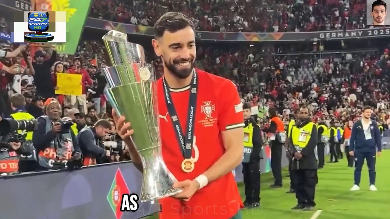 Bruno Fernandes crash Cristiano Ronaldo’s mixed zone interview — Fernandes then hands him the trophy