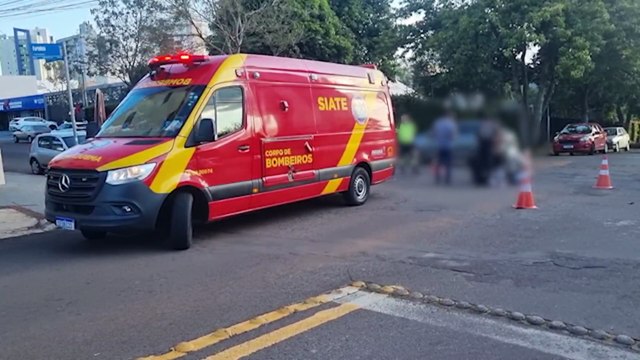 Colisão entre motocicleta e Escort no centro deixa mãe e filho feridos