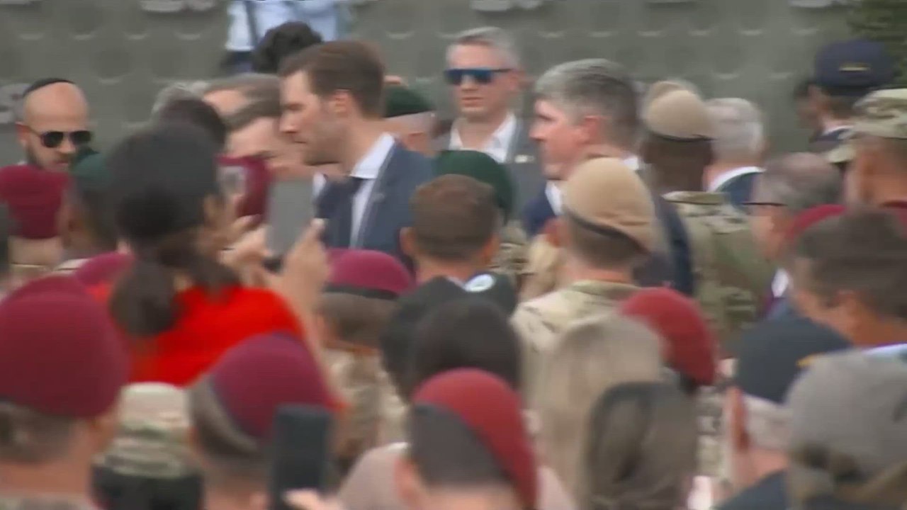 Trump’s epic entrance at Fort Bragg leaves crowd speechless