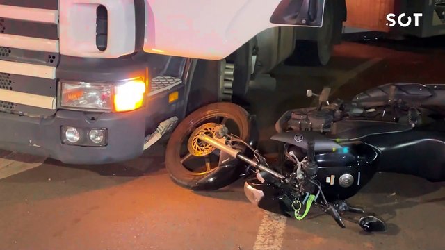 Jovem de 23 anos fica ferido após colisão entre moto e carreta cegonha na Avenida Brasil em Cascavel