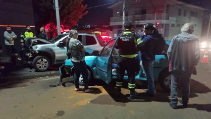 Forte colisão entre carros é registrada na Rua Souza Naves
