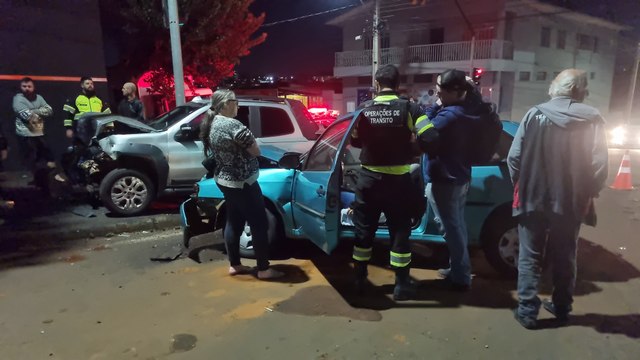 Forte colisão entre carros é registrada na Rua Souza Naves