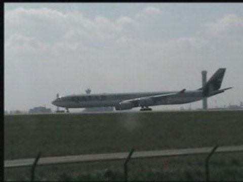 Landing A340 Qatar Airways at the airport of Roissy CDG