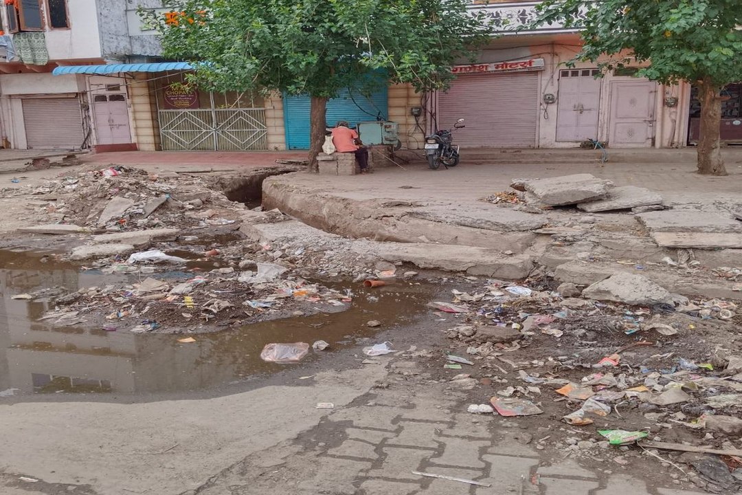 swm news: बिना टेण्डर आधे-अधूरे नालों की करवा रहे सफाई!