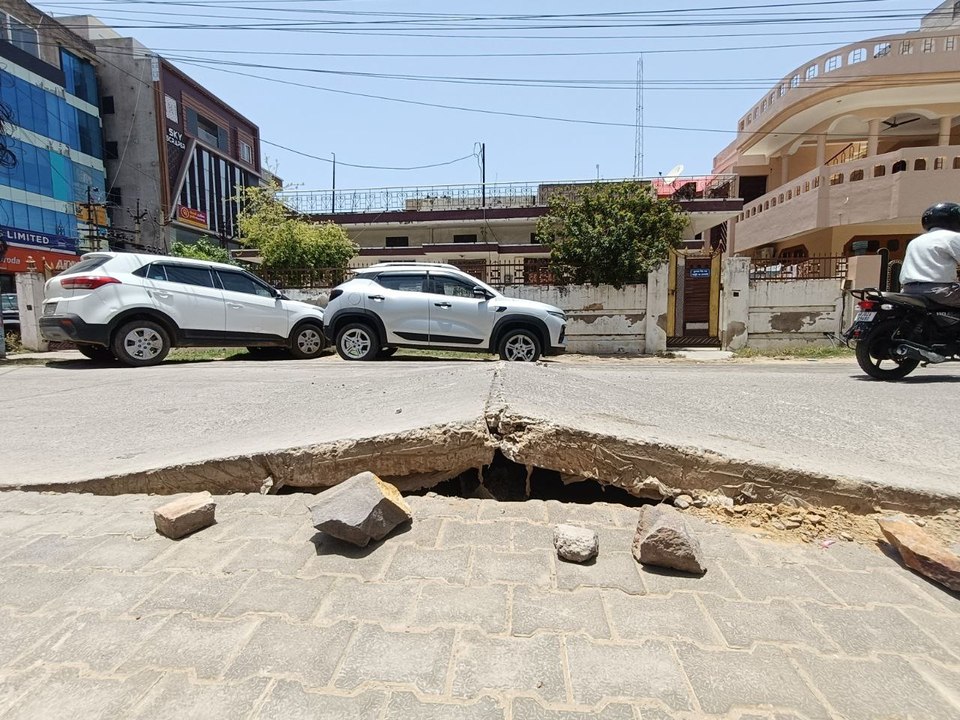 तेज गर्मी से फटी सड़क...ऊंची उठने से बना गति अवरोधक