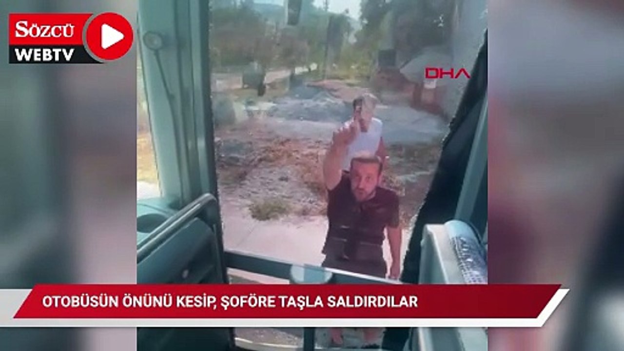 Turistlerin taşındığı otobüsün önünü kesip, şoföre taşla saldırdılar