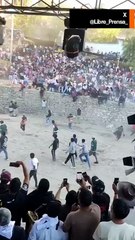 Video: Stier verletzt 30 Menschen nach Flucht aus religiöser Zeremonie in Peru