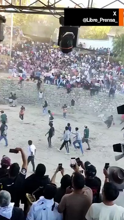 Video: Stier verletzt 30 Menschen nach Flucht aus religiöser Zeremonie in Peru