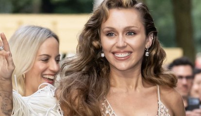 « Je porte des maillots de grand-mère » : Miley Cyrus, victime de bodyshaming, revient sur son rapport au corps