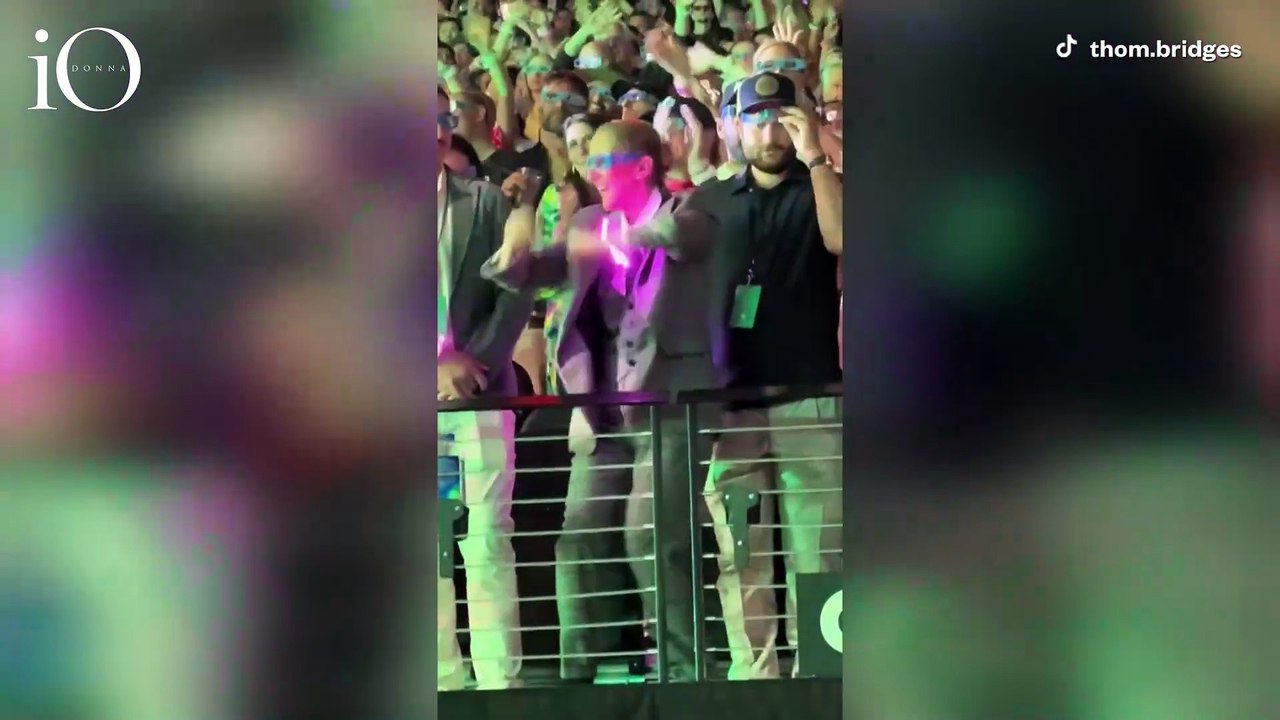 Celine Dion balla al concerto dei Coldplay, la dedica di Chris Martin: «Sei una superstar»