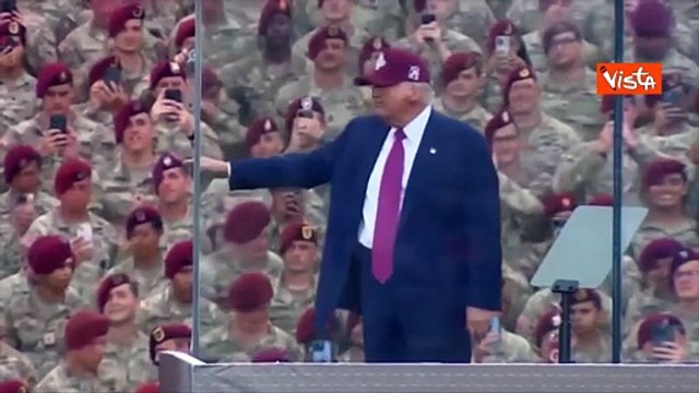 Trump balla sulle note di Ymca tra le truppe a Fort Bragg per 250esimo anniversario nascita esercito