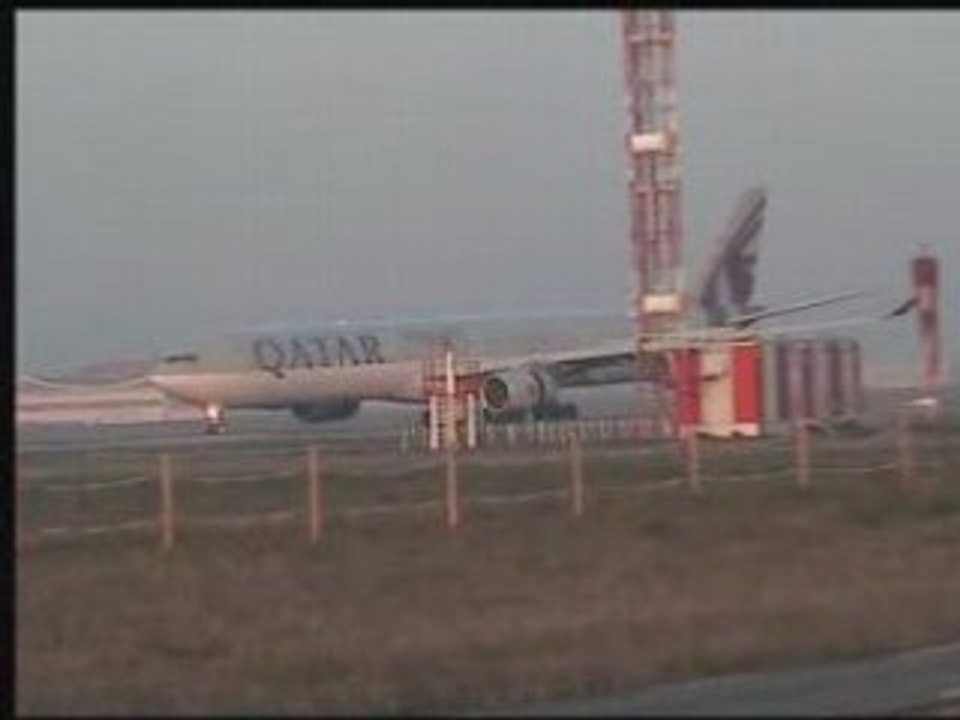 Landing A340 Qatar Airways at the airport of Roissy CDG