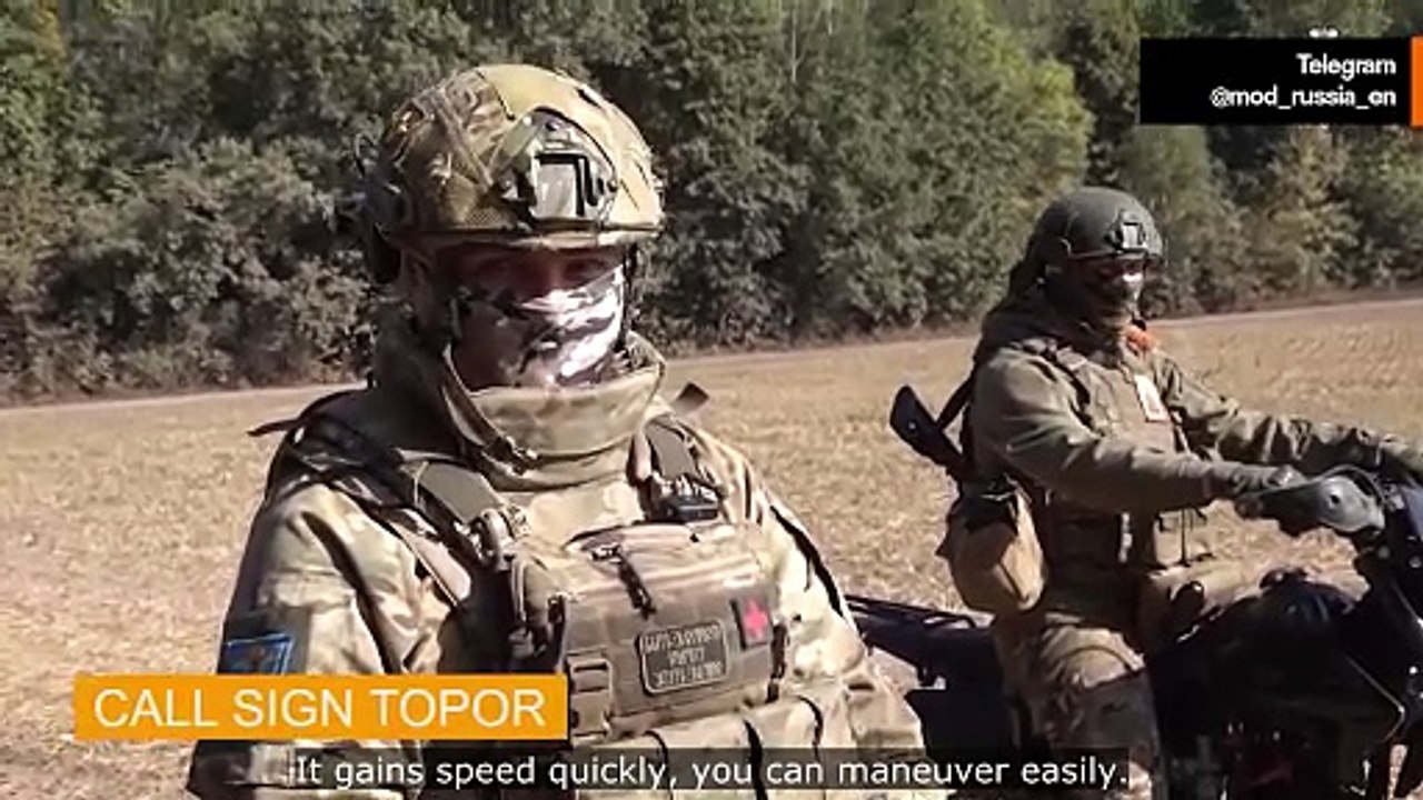 Russische luchtlandingstroepen trainen op snelle loopgraafaanvallen met motorfietsen