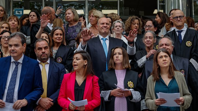 Centenares de personas acompañan a jueces y fiscales en su parón en los juzgados