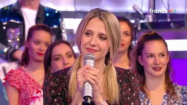 Cindy fond en larmes dans les bras de Nagui après son élimination de N'oubliez pas les paroles au bout de 42 victoires