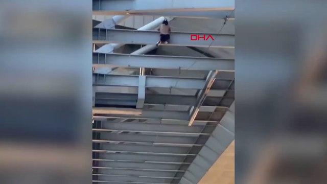 Haliç Metro Köprüsü'nün altındaki demirlerden sarkan kadın ikna edildi