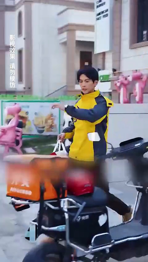  Menganggap remeh kurir yang datang dengan motor ke reuni ternyata miliarder keluarkan kartu hitam!