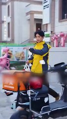 Menganggap remeh kurir yang datang dengan motor ke reuni, ternyata miliarder, keluarkan kartu hitam!